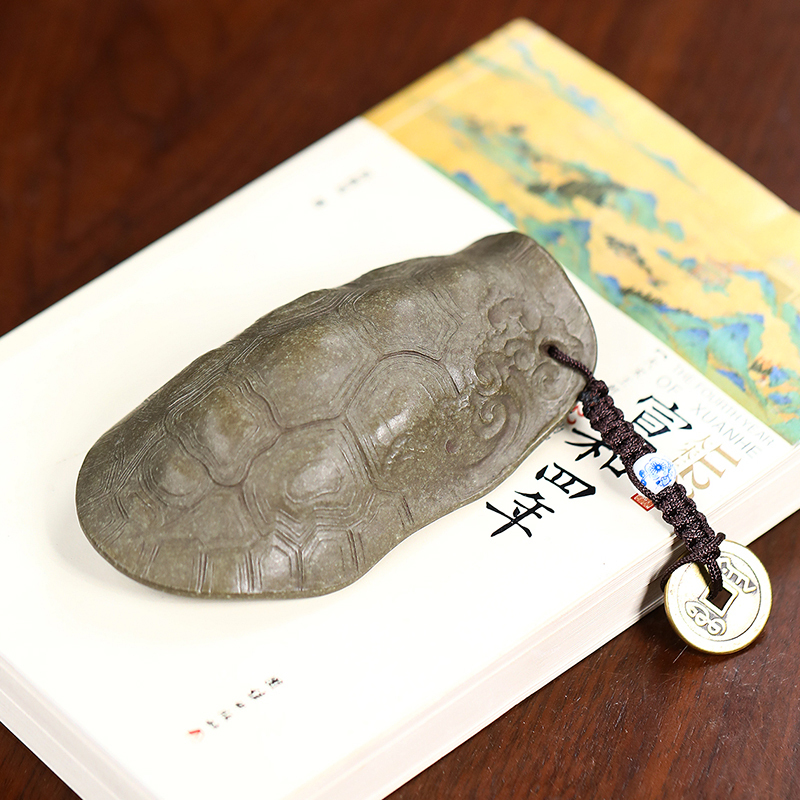 Yixing Zisha Tea is the best tea in the world in the original mine green section. Tea tables and tea toys are placed around the tea ceremony.