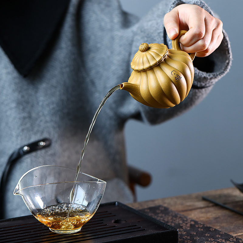 Dong Yuefeng, a famous teapot maker in Yixing Zisha Raw Ore Gold Section with Lotus Seed in Clay Tendon Pattern, made the teapot by hand.