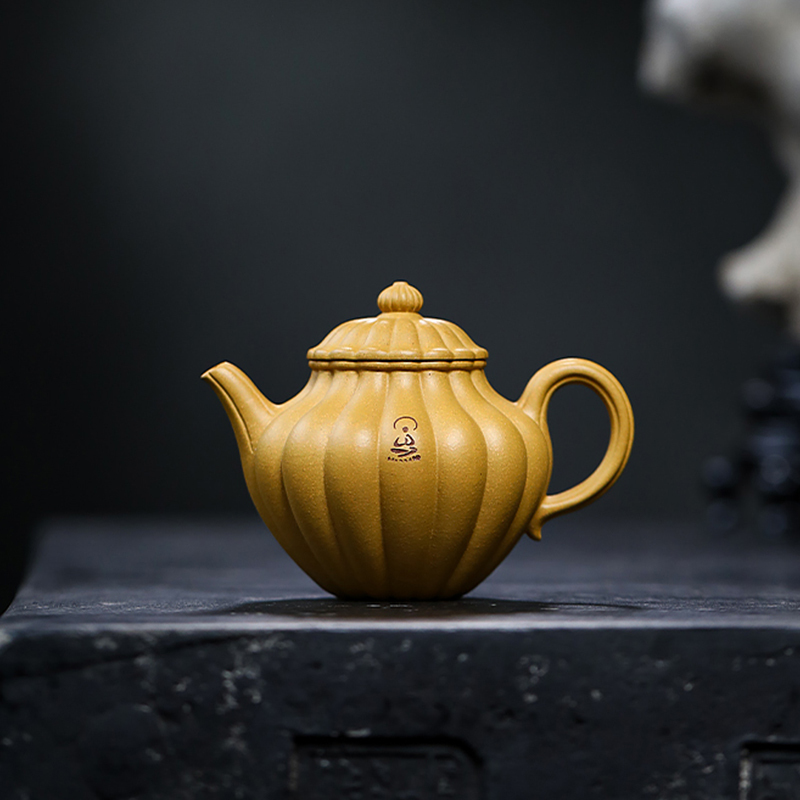 Dong Yuefeng, a famous teapot maker in Yixing Zisha Raw Ore Gold Section with Lotus Seed in Clay Tendon Pattern, made the teapot by hand.