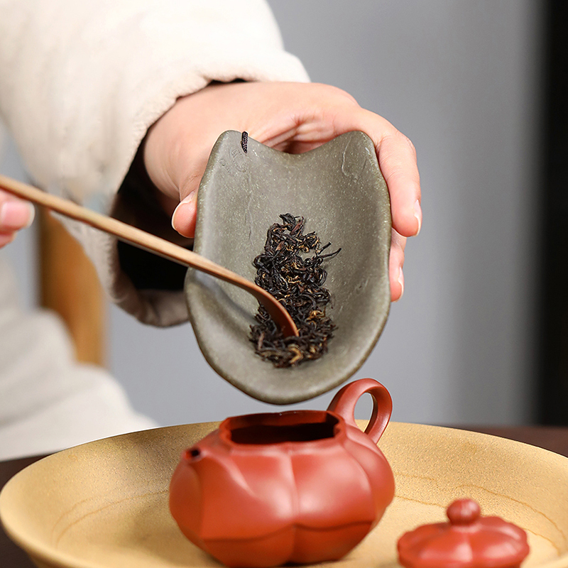 Yixing Zisha Tea is the best tea in the world in the original mine green section. Tea tables and tea toys are placed around the tea ceremony.