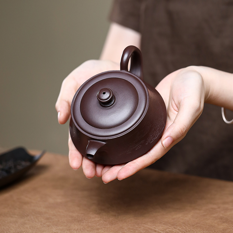Yixing Zisha Teapot: A Master-crafted "Zhuchu" (Plinth) Teapot Made from Premium Purple-eggplant Clay for Brewing Tea 260ml