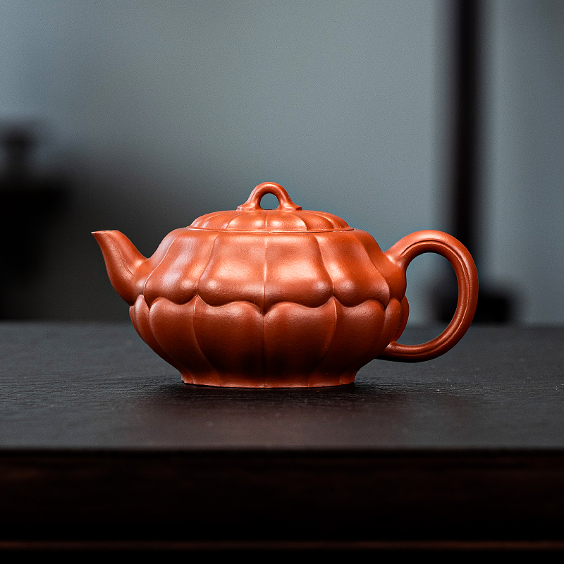 Yixing Zisha Teapot: Premium Zhuni Clay , Fully Handmade Water Lily Teapot, Exquisite Ribbed Pattern Craftsmanship.About 230ml