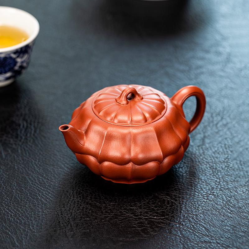 Yixing Zisha Teapot: Premium Zhuni Clay , Fully Handmade Water Lily Teapot, Exquisite Ribbed Pattern Craftsmanship.About 230ml