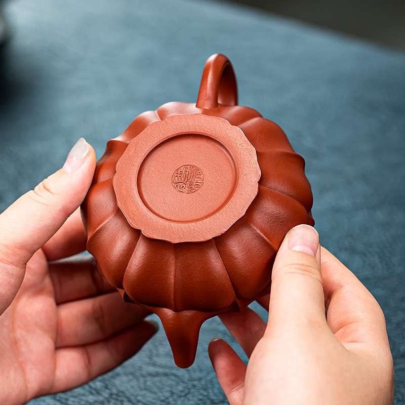 Yixing Zisha Teapot: Premium Zhuni Clay , Fully Handmade Water Lily Teapot, Exquisite Ribbed Pattern Craftsmanship.About 230ml