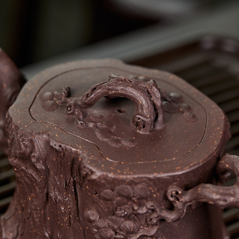 Yixing Zisha 范志平松樁壺  Fan Zhiping Pine Stump Teapot, Zisha Teapot, made from Original Ore Zini (Purple Clay), fully handcrafted by a master artisan, for household tea use, 450ml.