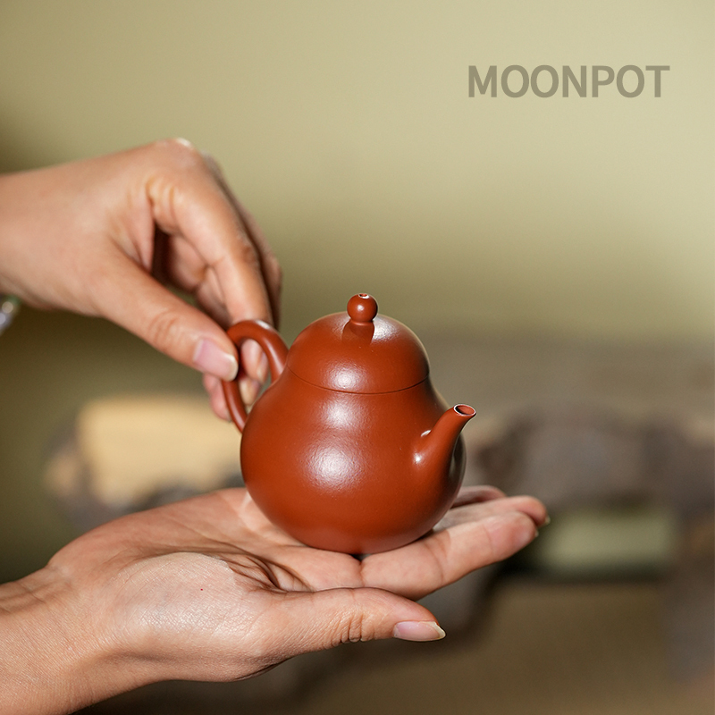 Yixing Zisha "Gao Li" (Tall Pear) Teapot — a 150ml reproduction of an authentic Qing-Dynasty antique, crafted from raw mineral zhuni clay, capturing the essence of classic teapot aesthetics.