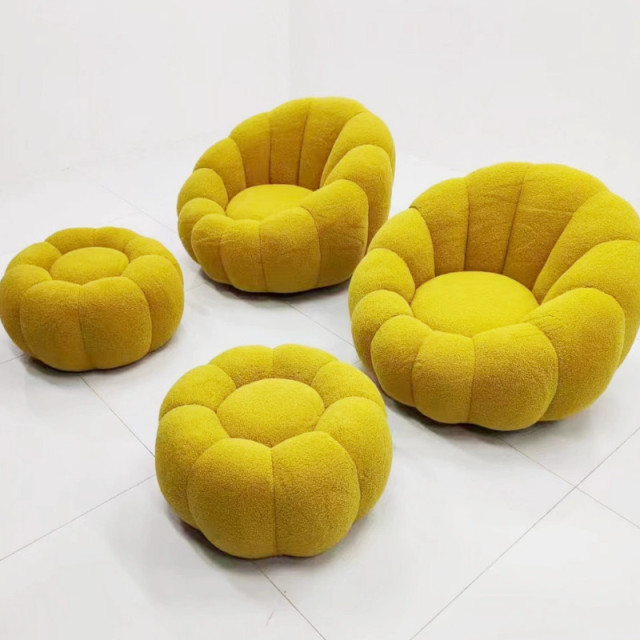 Fauteuil citrouille de luxe nordique : structure en pin, rembourrage moelleux et piètement élégant. Fauteuil moderne et épuré. Fabricant chinois.