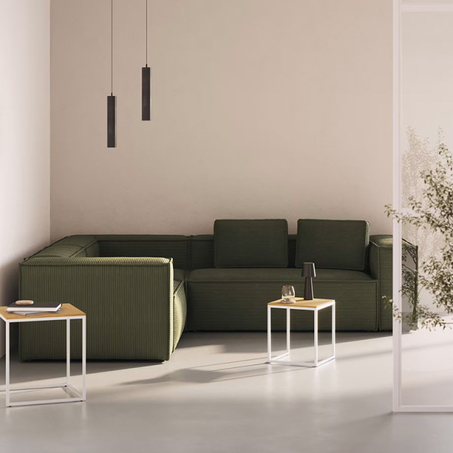 Canapé d'angle modulaire en velours côtelé vert, style moderne et luxueux, idéal pour un salon d'appartement.