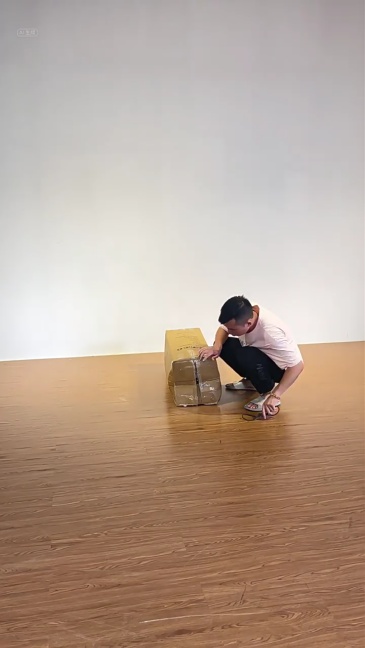 Китайская фабрика напрямую занимается оптовой и розничной продажей диванов Piedmont Tofu Block Sofa, а также предлагает итальянские минималистичные тканевые диваны, модульные диваны и комбинированные диваны для гостиной.