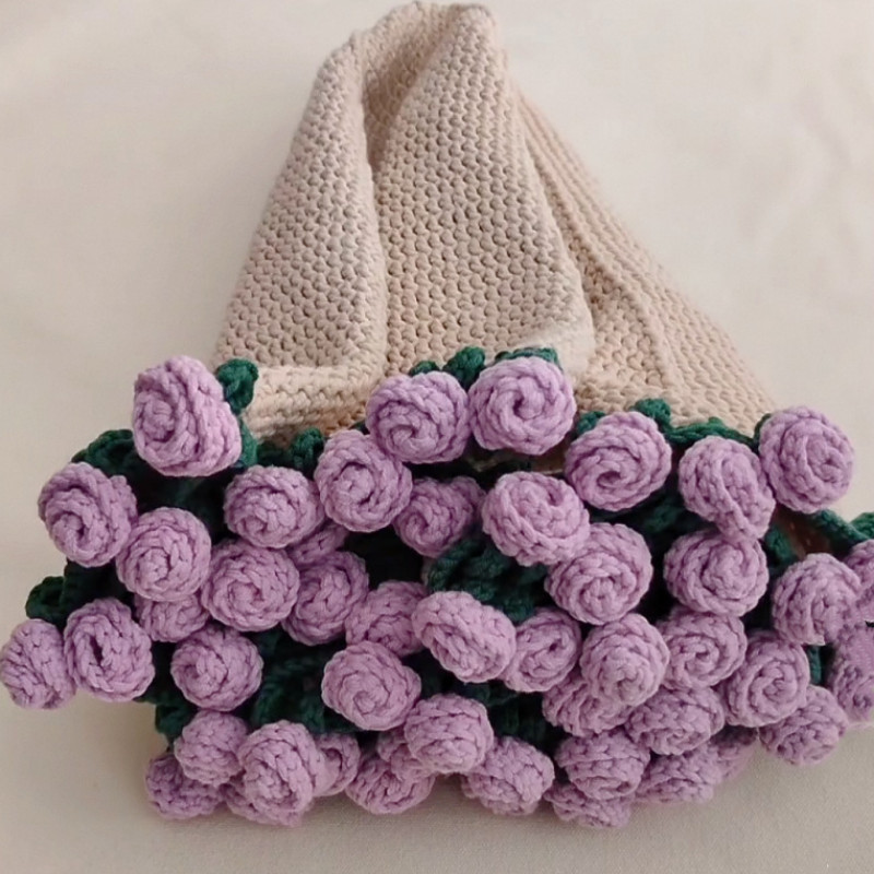 Romance artisanale, tendresse tissée — Collection de produits finis tricotés à la main