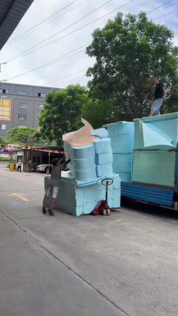 Canapé compressé en mousse haute densité effet flocon de neige, livré en boîte pour la vente en gros.