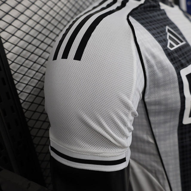 Player 2025-26 Newcastle Home Football jersey