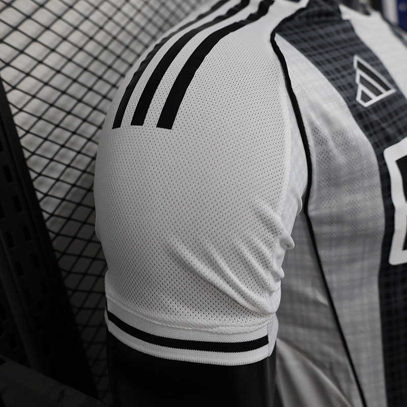 Player 2025-26 Newcastle Home Football jersey