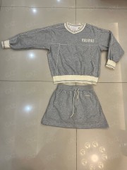 Женский комплект из двух предметов: толстовка с длинными рукавами и вышитыми объемными буквами на юбке