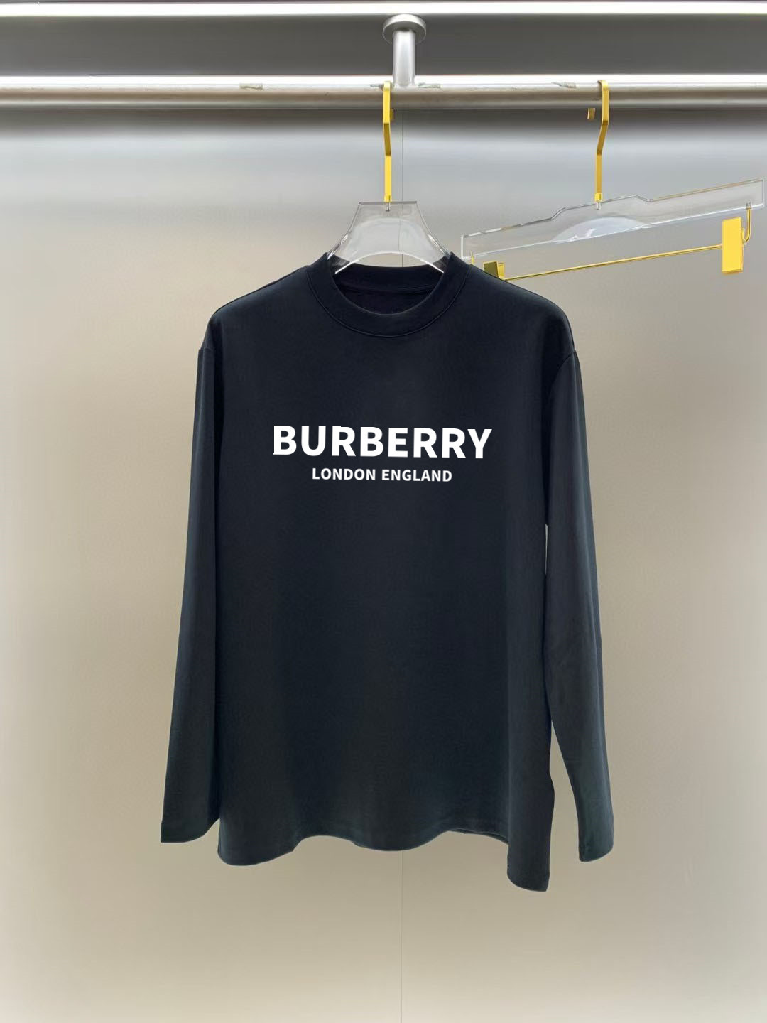 GXZ Men's Long-Sleeve White T-Shirt – Classic Burberry-Inspired Graphic Design