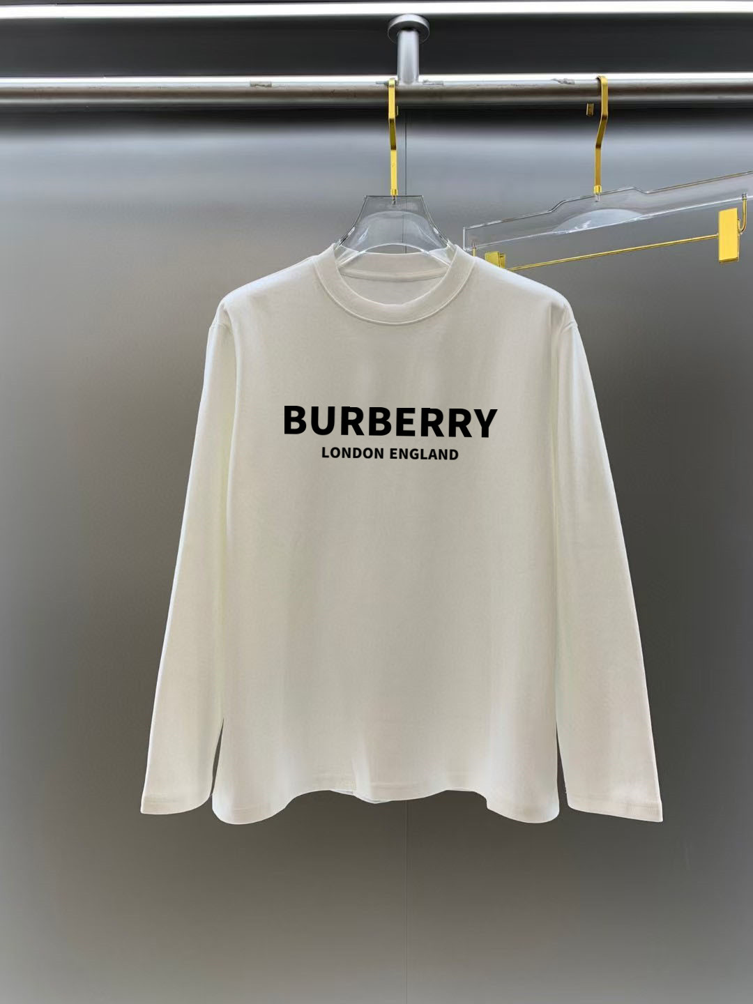 GXZ Men's Long-Sleeve White T-Shirt – Classic Burberry-Inspired Graphic Design