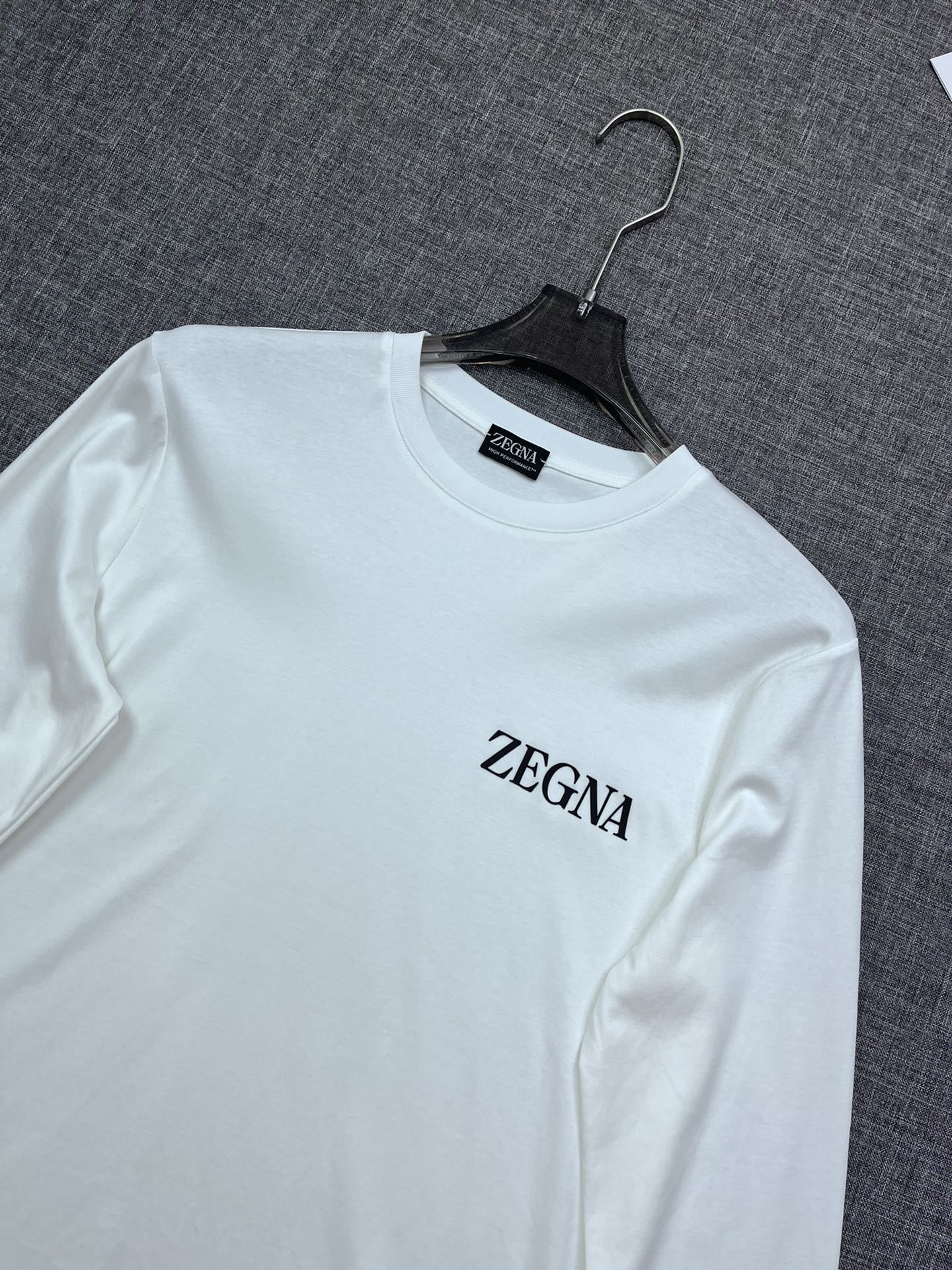 GXZ Men’s Premium White Long-Sleeve T-Shirt – Minimalist and Timeless Design