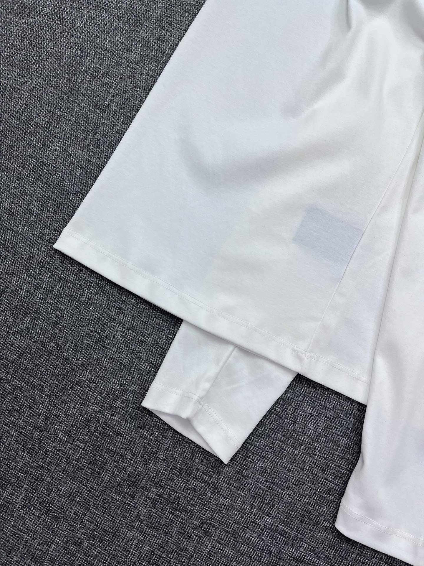 GXZ Men’s Premium White Long-Sleeve T-Shirt – Minimalist and Timeless Design