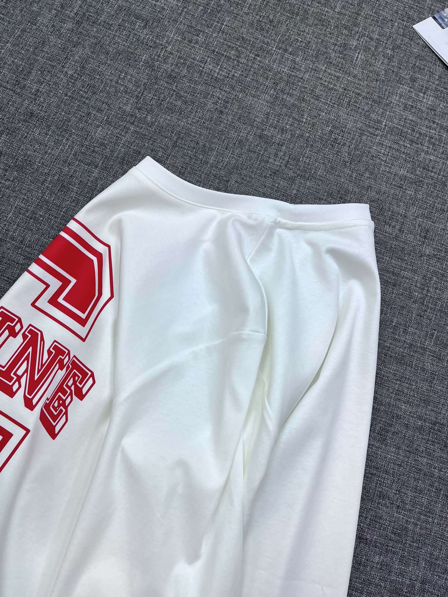 GXZ Men's White Long-Sleeve T-Shirt with Bold Red Graphic – Perfect for Streetwear and Casual Outfits