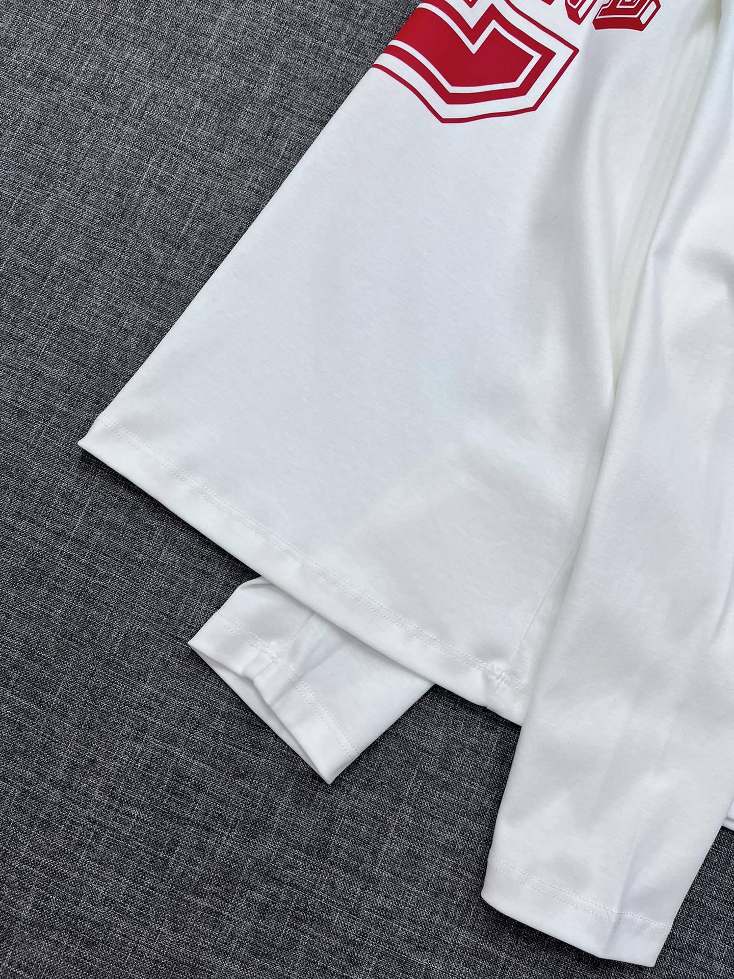 GXZ Men's White Long-Sleeve T-Shirt with Bold Red Graphic – Perfect for Streetwear and Casual Outfits