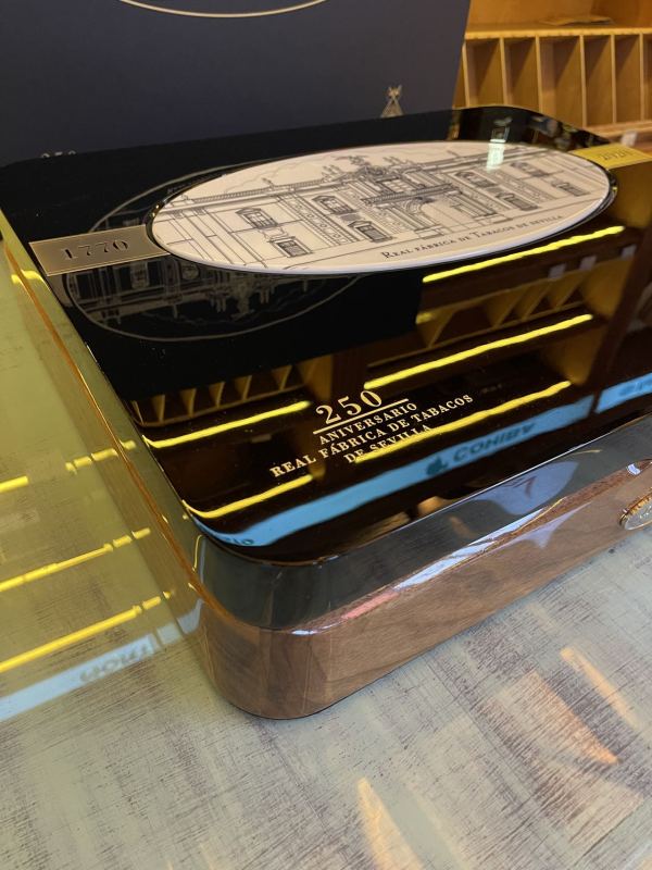 Montecristo Cigar |  Carmen 250 Aniversario Real Fábrica de Tabacos de Sevilla  蒙特卡門 塞維利亞皇家煙草廠 250週年紀念 100支/盒