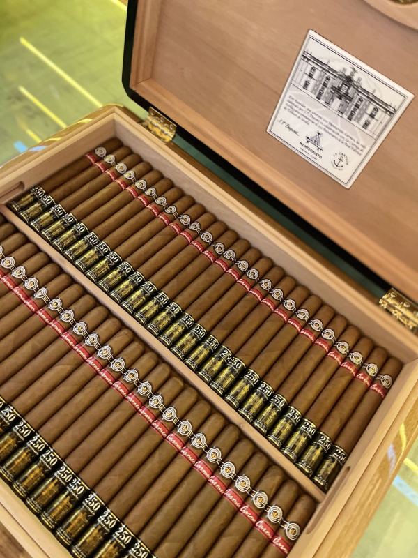 Montecristo Cigar |  Carmen 250 Aniversario Real Fábrica de Tabacos de Sevilla  蒙特卡門 塞維利亞皇家煙草廠 250週年紀念 100支/盒
