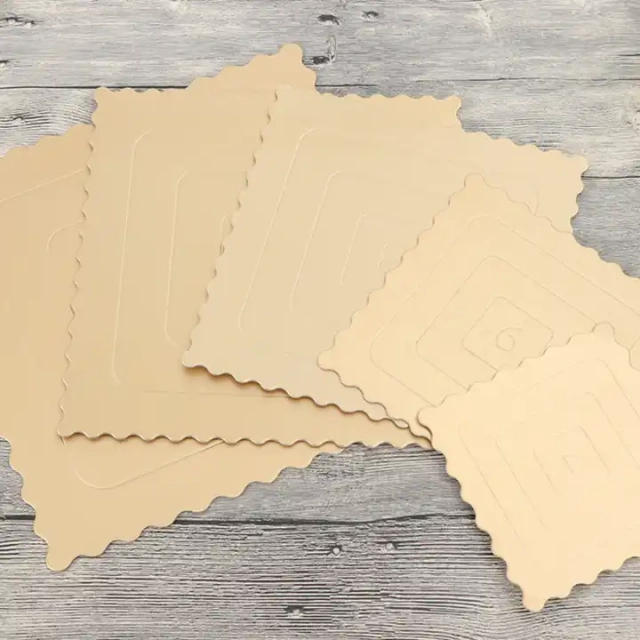Golden square 35cm cake mat
