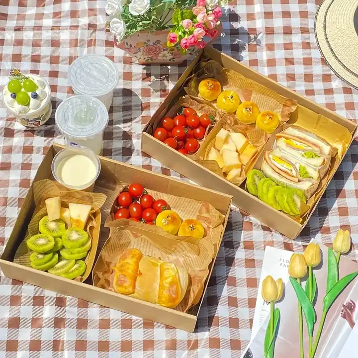 Customized exquisite ribbon anti-oil leakage and waterproof kraft paper see-through outdoor packaging picnic box