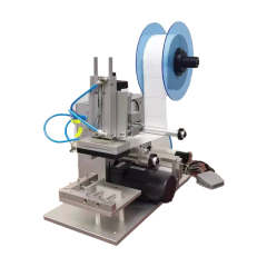 Semi-automatic flat labeling machine