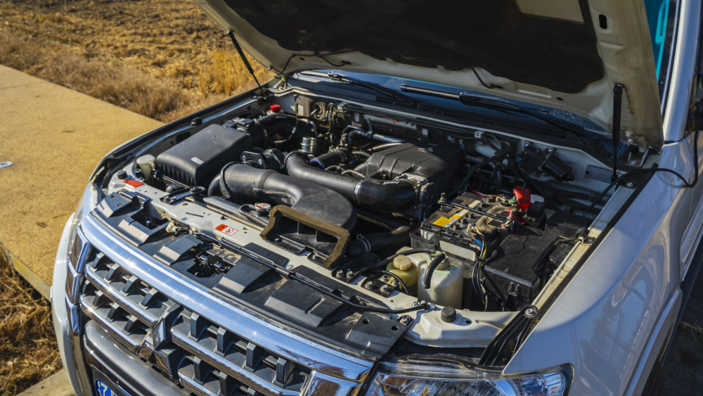 Mitsubishi Pajero 3.8L V97 6G75 HKS Centrifugal Supercharger Kit