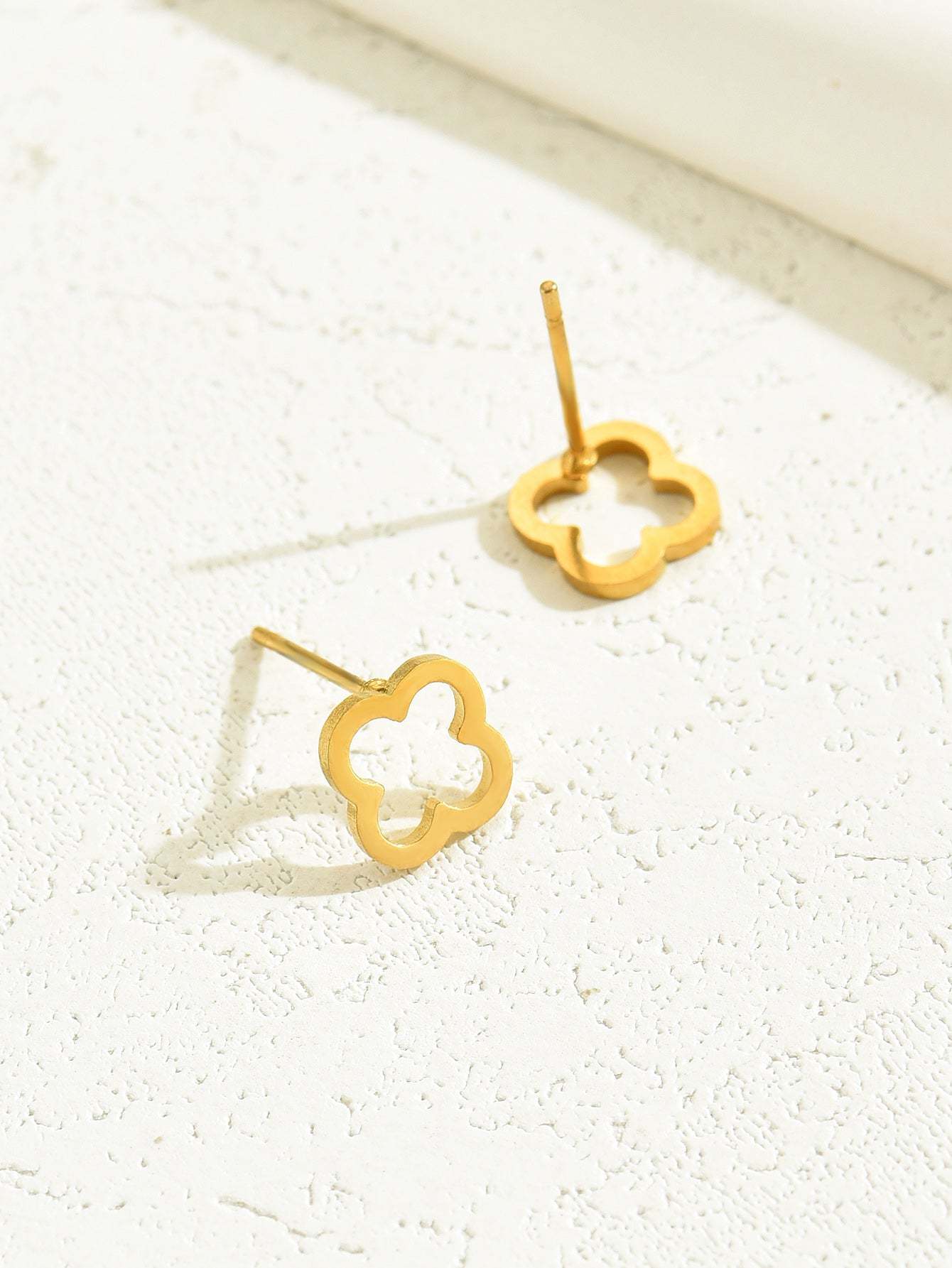 18K Gold Plated 一对时尚复古四叶草雪花耳钉女简约百搭耳骨钉耳环