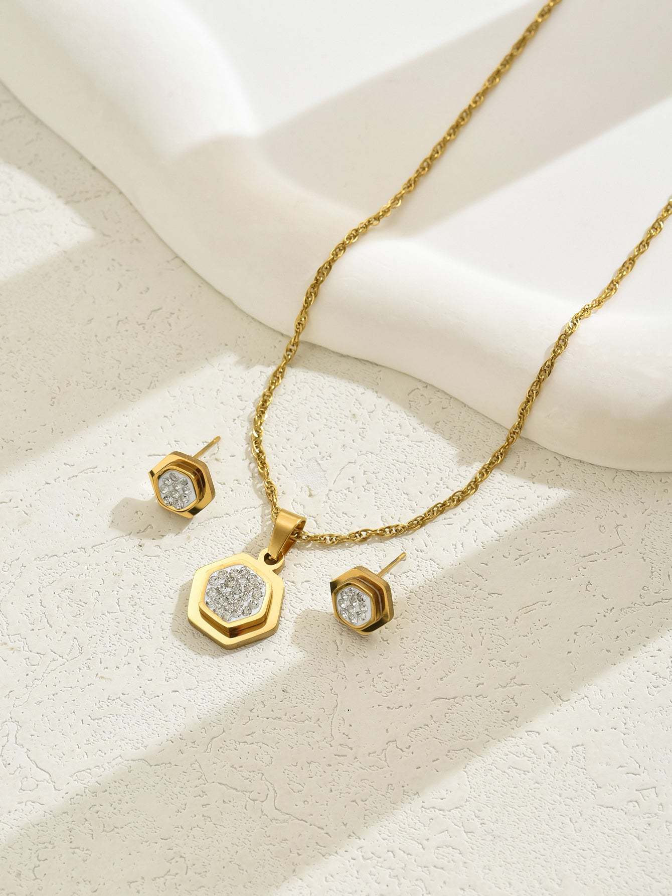 18K Gold Plated 三件套时尚复古简约大气通勤精致J几何耳环项链女款套装