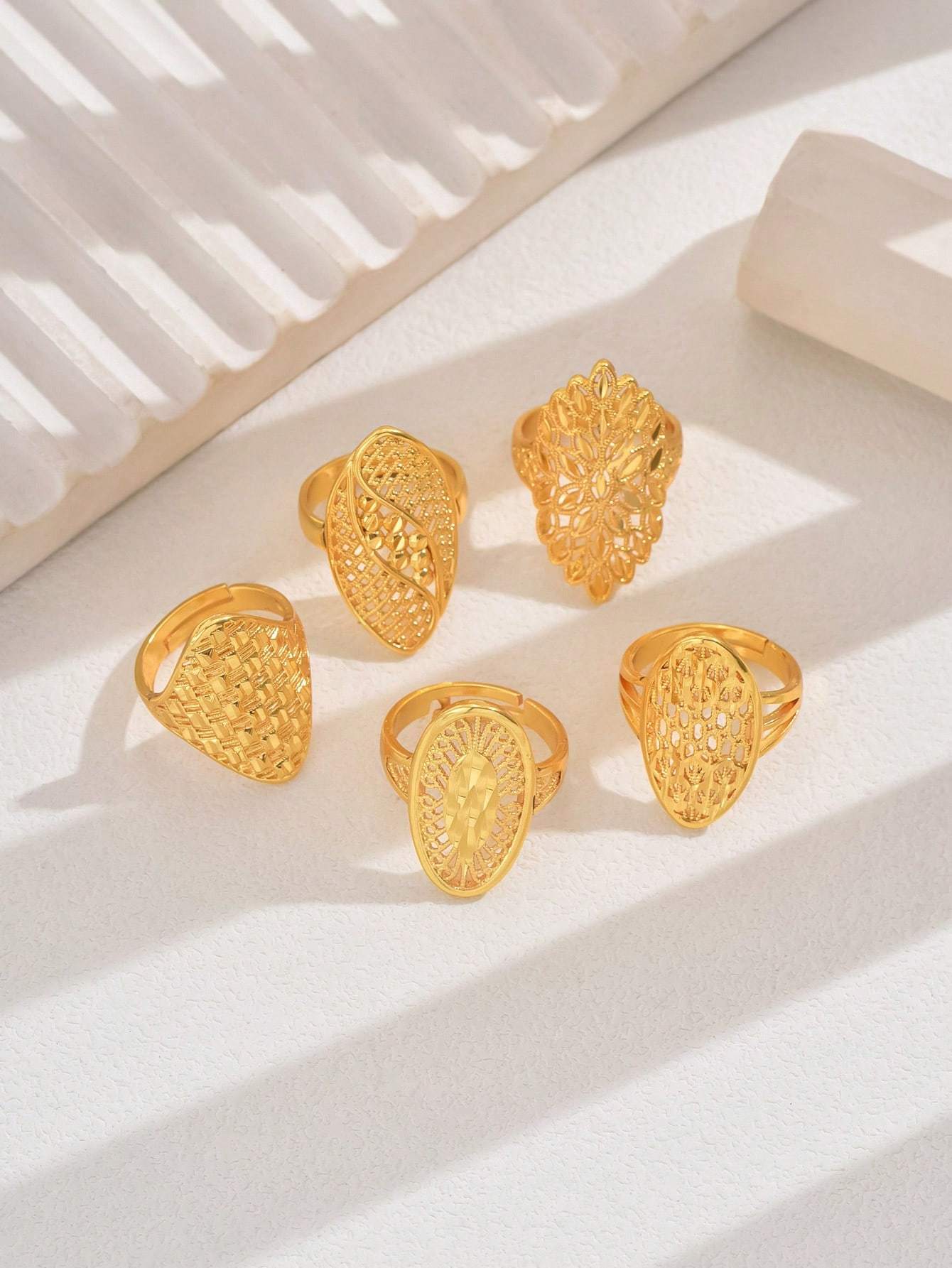 A European and American fashion, elegant, exquisite, luxurious, auspicious ring with a gap for women's rings, hollow wedding anniversary jewelry