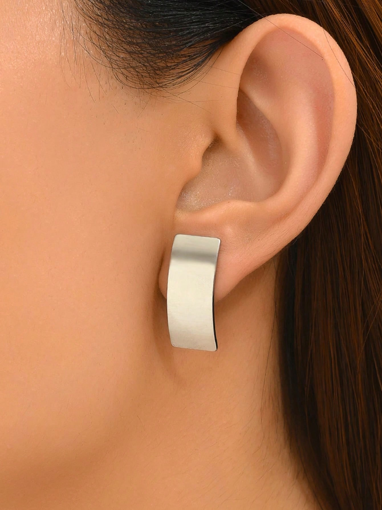 A pair of fashionable and stylish earrings, irregular metal earrings for a cool and detached female style