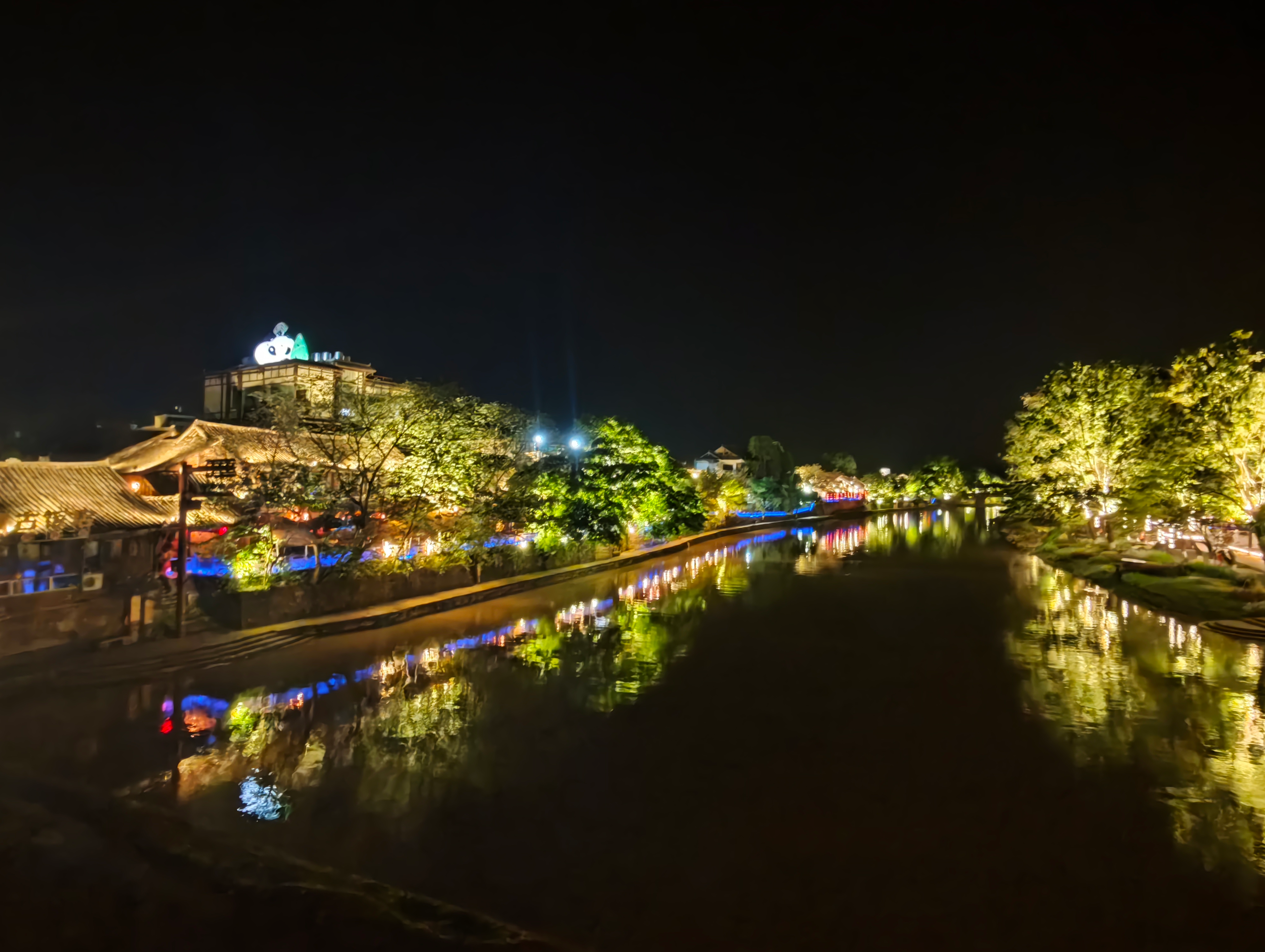 Offline & online all-in-one LED controller drives riverside scenic night illumination