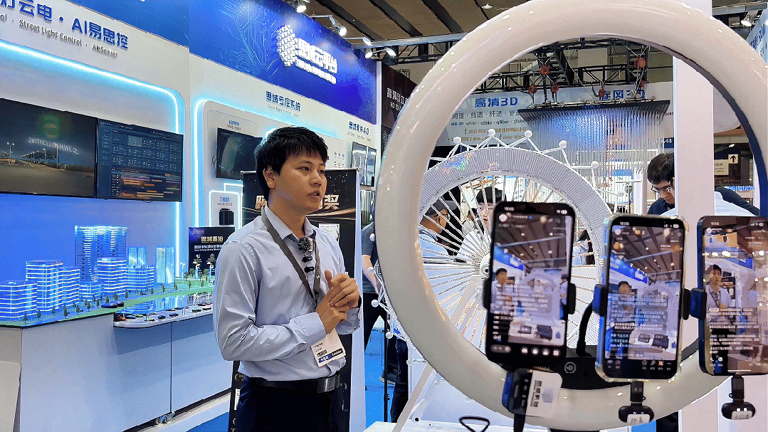 Staff live broadcast Ferris Wheel lighting control system