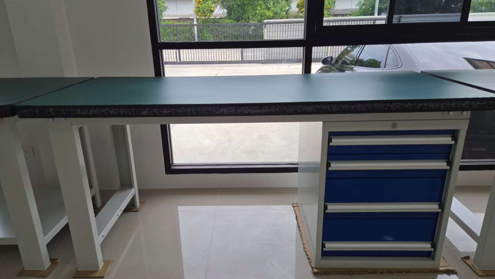 Freestanding Cabinet Workbench โต๊ะทำงานแบบมีตู้ด้านล่าง ขนาด 1500/1800*750*800 มม. โต๊ะงานหนักสำหรับอุตสาหกรรม พร้อมลิ้นชัก 4 ช่องด้านขวา พื้นโต๊ะแบบผสมหนา 50 มม. รองรับน้ำหนัก 1000 กก.