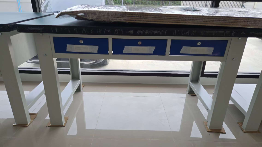 Flat Three-Drawer Workbench โต๊ะทำงานแบบลิ้นชัก 3 ช่องเรียบ ขนาด 1500*750*800 มม. โต๊ะงานหนักระดับอุตสาหกรรม พื้นโต๊ะแบบผสมหนา 50 มม. รองรับน้ำหนัก 1000 กก.