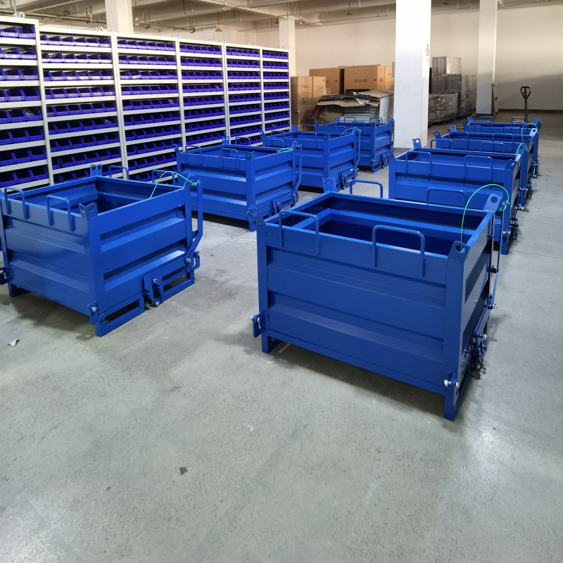 Self-Dumping Hopper กล่องทิ้งวัสดุแบบเทอัตโนมัติ ขนาด 1000*800*800 มม. ผลิตจากเหล็กรีดเย็นหนา 2.0 มม. กล่องหมุนเวียนสำหรับงานหนักในอุตสาหกรรม