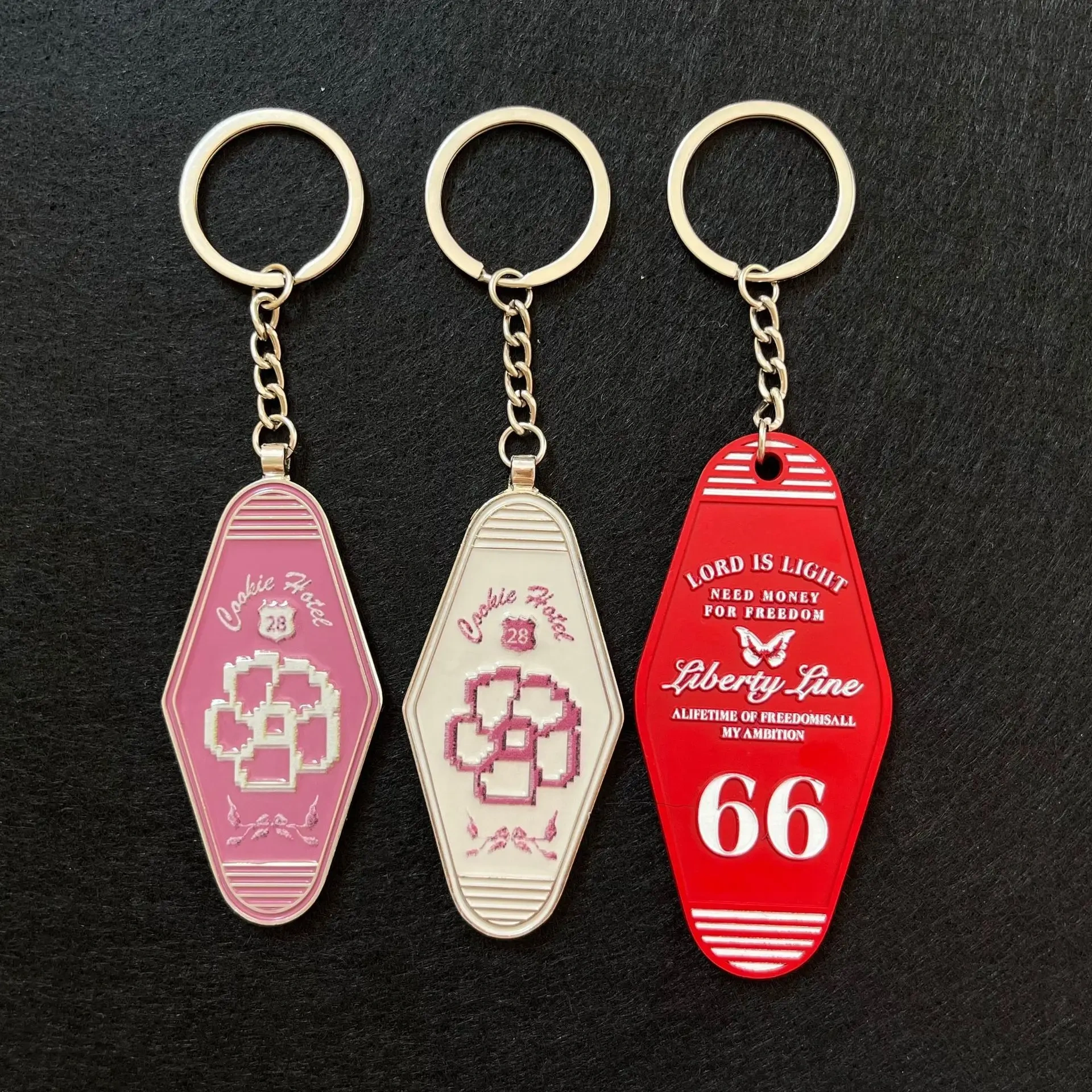 Wholesalemetal Anime Enamel Metal Keychains Custom Gun Alloy Logo Metal Key Chain Luggage Tag Holder Metal Motel Keychain Custom