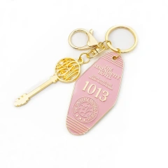 Wholesalemetal Anime Enamel Metal Keychains Custom Gun Alloy Logo Metal Key Chain Luggage Tag Holder Metal Motel Keychain Custom