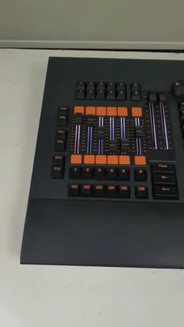 MA2 Command Wing Pro with background RGB light effect, electric pushrod