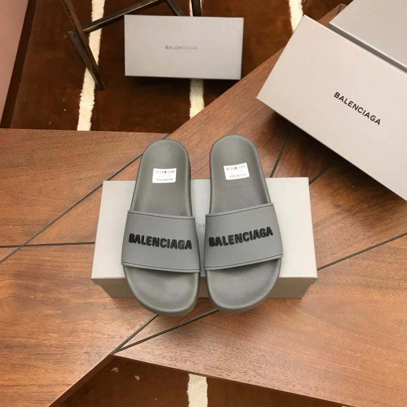 Luxury couple slippers, casual comfortable. On the picture will burst paragraph [happy] happy