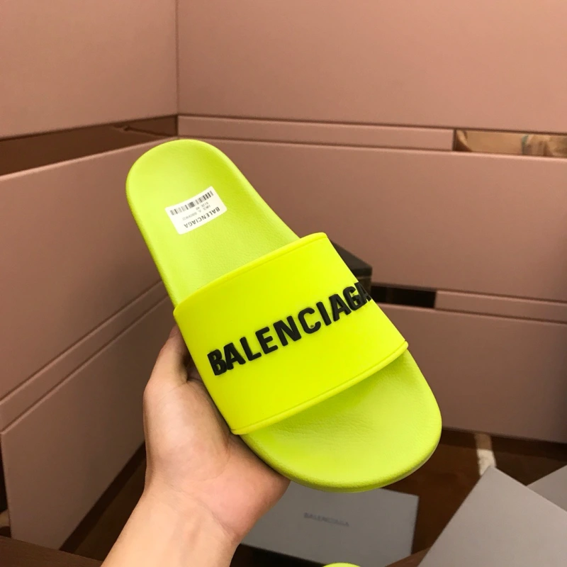 Luxury couple slippers, casual comfortable. On the picture will burst paragraph [happy] happy