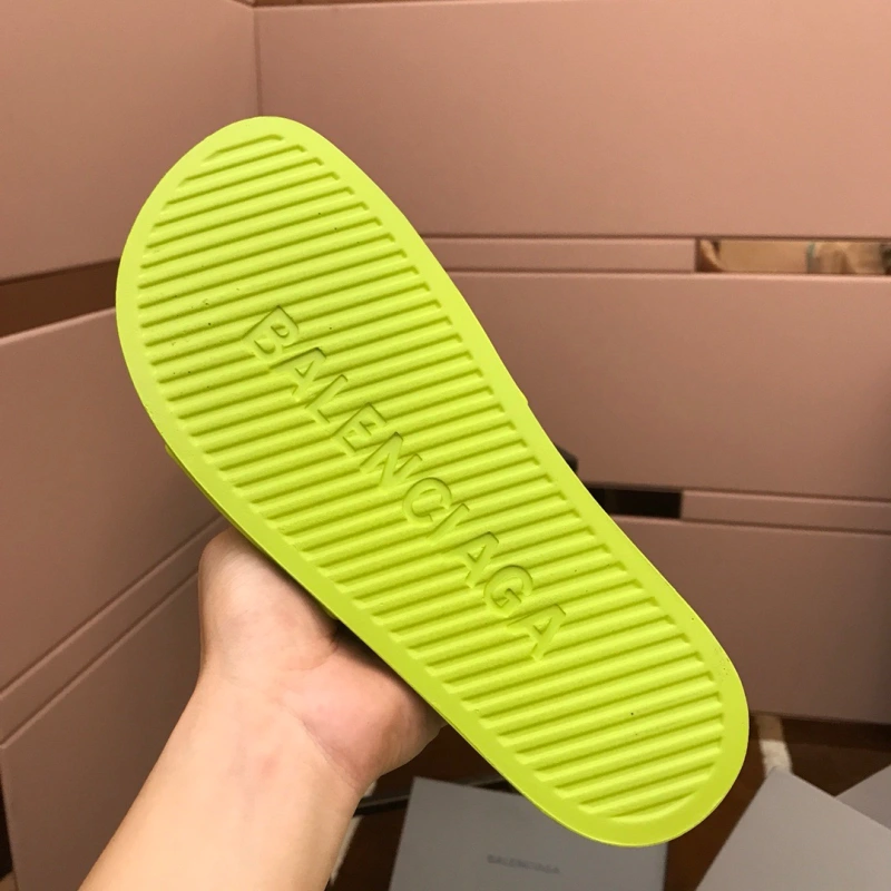 Luxury couple slippers, casual comfortable. On the picture will burst paragraph [happy] happy