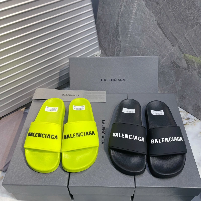 Luxury couple slippers, casual comfortable. On the picture will burst paragraph [happy] happy