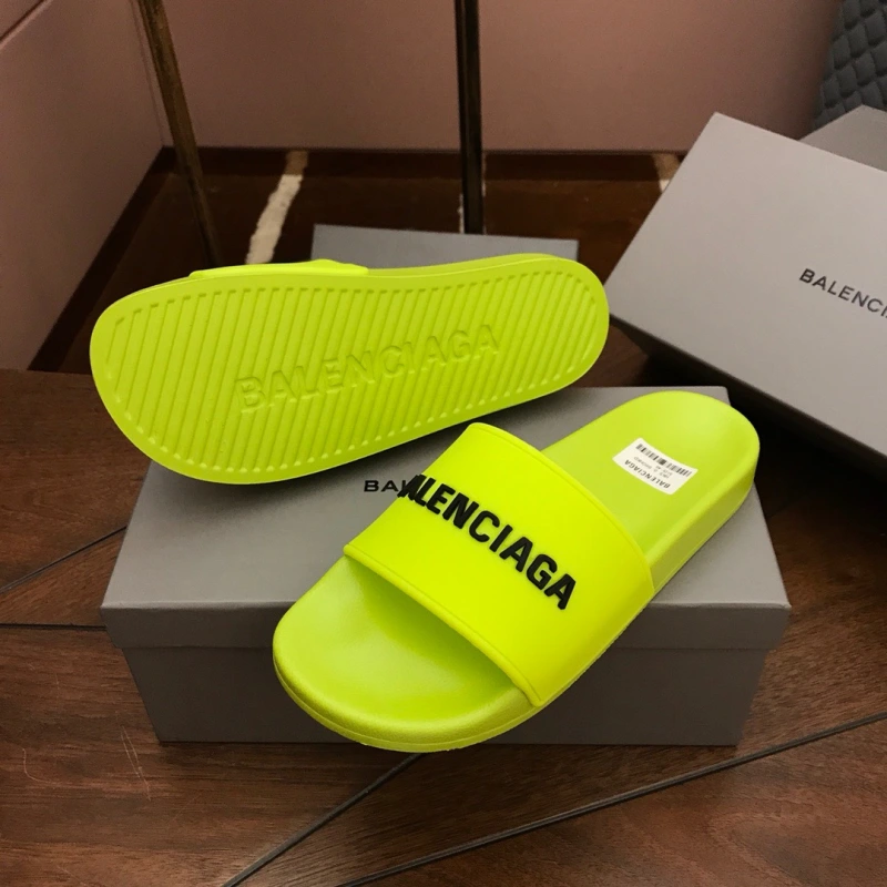 Luxury couple slippers, casual comfortable. On the picture will burst paragraph [happy] happy