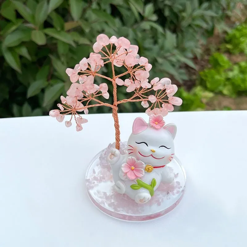 The Maneki-neko that can make you more beautiful and bring you good luck.
