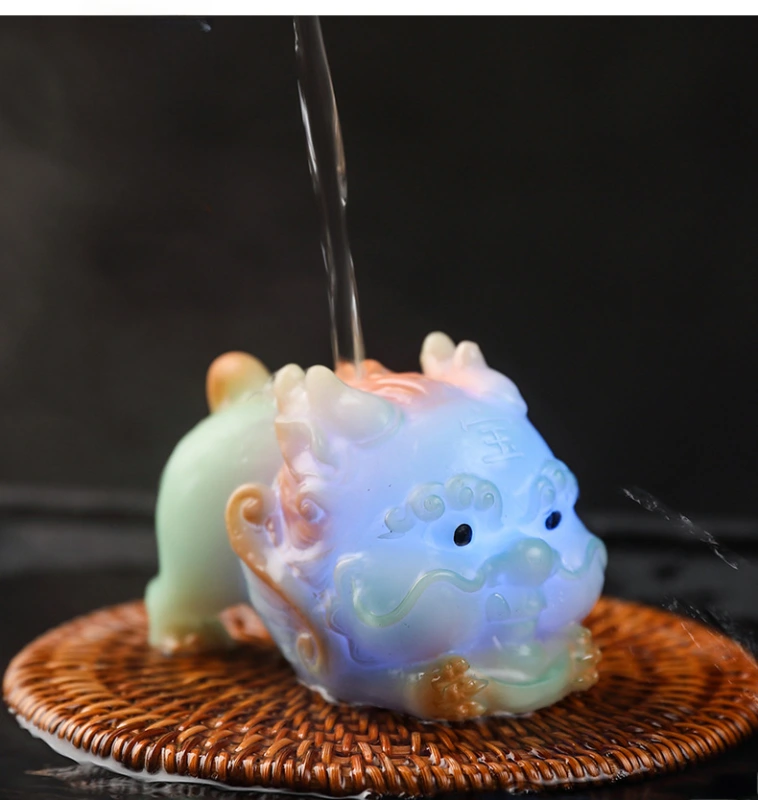 The glowing tea pet ornament, the Flash Pi Xiu for attracting wealth, will change color when the water temperature exceeds 45 degrees Celsius.