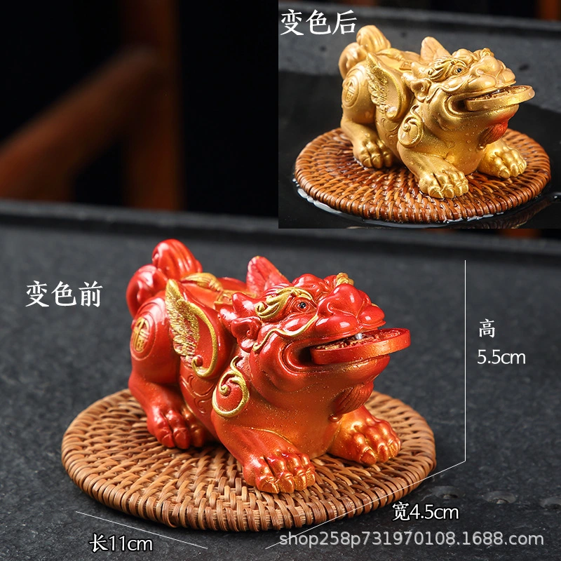 The glowing tea pet ornament, the Flash Pi Xiu for attracting wealth, will change color when the water temperature exceeds 45 degrees Celsius.